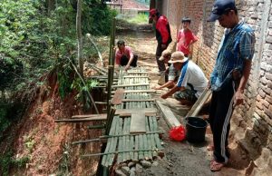 Warga Gang Mutiara Kelurahan Tanjung Aman Gotong-royong Perbaiki Jalan Longsor Akibat diterjang Hujan Lebat