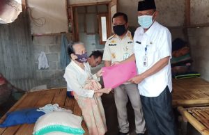 Sambangi Rumah Sab’ah, Camat Kronjo Berikan Bantuan