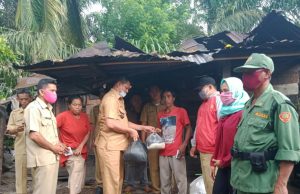 Kades Banuayu Berikan Bantuan Kepada Korban Angin Puting Beliung