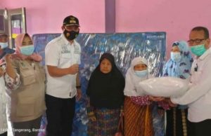 Pemkab Tangerang Berikan Bantuan Sembako dan Kasur Kepada Warga Lansia