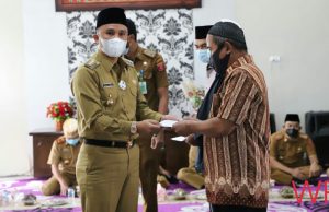 Bupati Lambar Serahkan Insentif Guru Ngaji, Marbot dan Imam Masjid