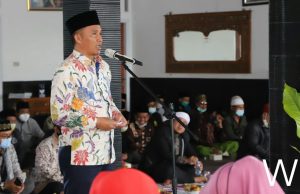 Peringatan Isra’ Mi’raj 1442 H, Bupati Lambar Serahkan Insentif Guru Ngaji, Marbot dan Imam Masjid