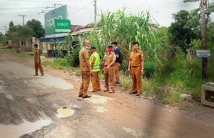 Kabid BM Tuba Mewakili Kadis PUPR Tinjau Titik Nol Jalan Ronggo Lawe – Tugu Kuning