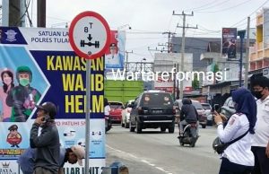 Upaya Berikan Rasa Nyaman, Dishub Tuba Pasang Rambu Lalulintas di KSP Pasar Unit II