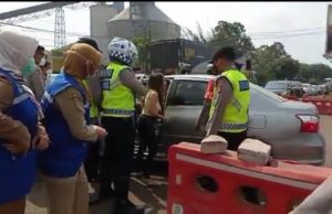 Akses Jalur JLS Cilegon Ditutup Sementara, Pengendara Mobil Sedan Vios Melawan Petugas