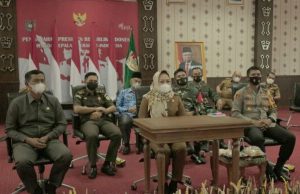 Bupati Tuba Bersama Forkopimda dan PTP Dengarkan Arahan Presiden RI Mengenai Covid-19 dan Ekonomi