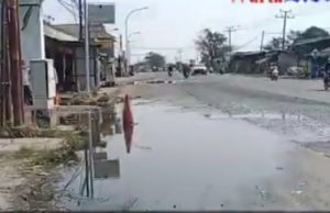 Masyarakat Desa Leuwilimus Keluhkan Drainase Tersumbat di Jalan Raya Jakarta-Serang