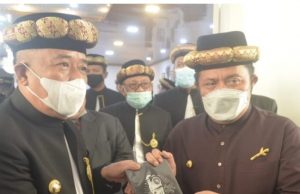Bupati Lahat Berikan Cendera Mata Kepada Gubenur Sumsel