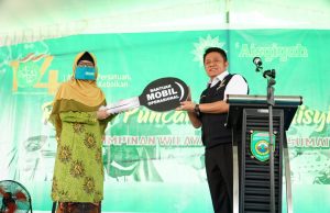 Herman Deru Bantu Satu Unit Kendaraan Operasional Pada Milad Ke-104 Aisyiyah