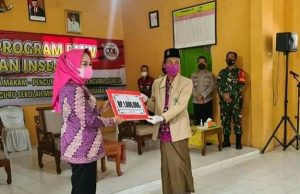 Bupati Tuba Winarti Didampingi Kepala OPD Serahkan Santunan Anak Yatim