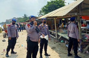 TNI – Polri Imbau Pengunjung Wisata Anyer Taati Instruksi Gubernur Agar Pulang Ke Rumah