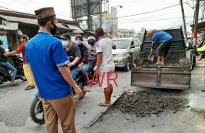 Peduli Jalan Rusak, KNPI Cisoka Kembali Lakukan Pengurukan Tambal Lubang