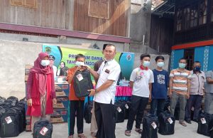 Peduli Terhadap Dunia Pendidikan, Pemdes Tempirai Timur Bagikan Paket Seragam Sekolah Gratis