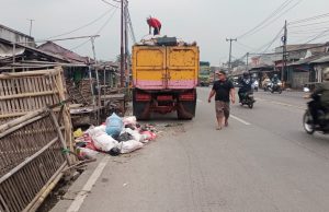 UPT Kebersihan Kembali Angkat Tumpukan Sampah di Kecamatan Jayanti