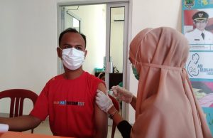 Bekerjasama dengan Pemdes Kota Baru, Puskesmas Tempirai Lakukan Vaksinasi Covid-19