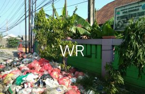 Tumpukan Sampah di Jayanti Tutupi Bangunan Sekolah, Warga Harapkan TPST