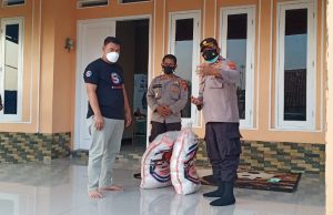 Polresta Tangerang Berikan Bantuan Beras Kepada Warga Jalani Isoman