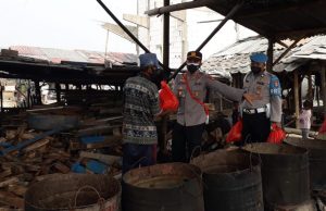 Polisi Peduli, Polsek Sunda Kelapa Bagikan Beras Kepada Pengupas Kerang Hijau