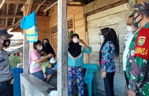 TP-PKK Kelurahan Pasar Banjit Bagikan Sembako dan Masker Kepada Masyarakat