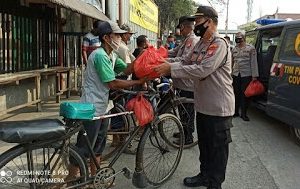 Polsek Sunda Kelapa Berikan Bantuan Sembako Kepada Puluhan Ojek Sepeda