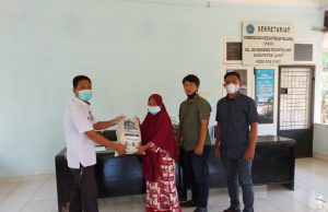 Pemerintah Kelurahan Sari Bunga Mas Bagikan Bansos Beras Kepada Masyarakat