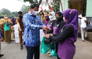 Sekda Kabupaten Tangerang Bagikan Ikan Segar Untuk 250 Orang Petugas Penyapu Jalan
