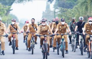 Bupati Tuba Winarti Bersepeda Bersama Pejabat SKPD Tinjau Hari Pertama PBM Sekolah