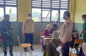 Ratusan Siswa SMPN 2 Mekar Baru dan Lansia Antusias Ikuti Vaksinasi