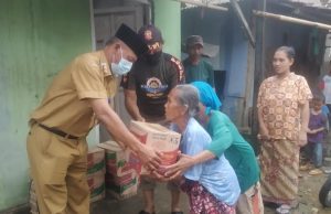 Peduli Sesama, Camat Kronjo Berikan Bantuan Kepada Korban Angin Puting Beliung