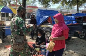Babinsa Bersama Polsek Way Tuba Gelar Operasi Yustisi dan Bagikan Masker Gratis Kepada Warga Kampung Bandar Sari
