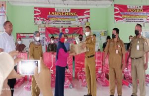 Kadinsos Tulang Bawang Serahkan Bantuan Kepada Korban Angin Puting Beliung