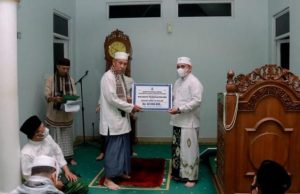 Percepat Proses Pembangunan, Molen Serahkan Bantuan Dana Hibah Kepada Pengurus Masjid Jamik As-Salam