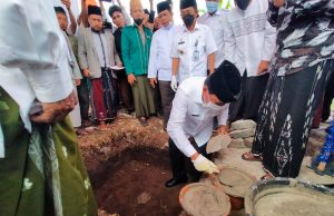 Sekda Kabupaten Tangerang Letakan Batu Pertama Masjid Baiturrahmat Keboncau Teluknaga