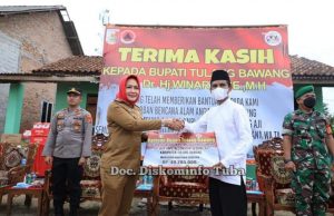 Bupati Tuba Winarti Serahkan Bantuan Dampak Bencana Puting Beliung Kepada Warga Aji Jaya KNPI