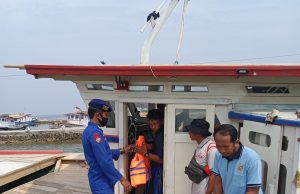 Utamakan Keselamatan, Ditpolairud Polda Banten Berikan Life Jacket Kepada Nakhoda Tunda Exspres
