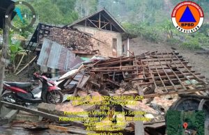 BPBD Bersama Personel Gabungan Gerak Cepat Lakukan Evakuasi dan Bersihkan Material Pasca Longsor di Desa Pilla