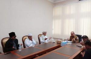Sepulang Umrah, Molen Disambangi Raden KH. Abdul Aziz Achmad Sahli Al-Hafidz dari Madura
