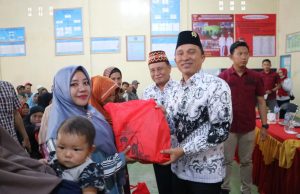 Pemkab Lambar Salurkan Bantuan Sembako Kepada Lansia dan Bumil