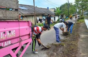 Kesbangpol Bersama FPK Bergotong Royong Bersihkan Aliran Sungai Rangkui